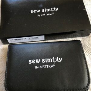 Nice sewing kit new in box  extra thread and pins. Nice travel set also 🌺🌺🌺🪷